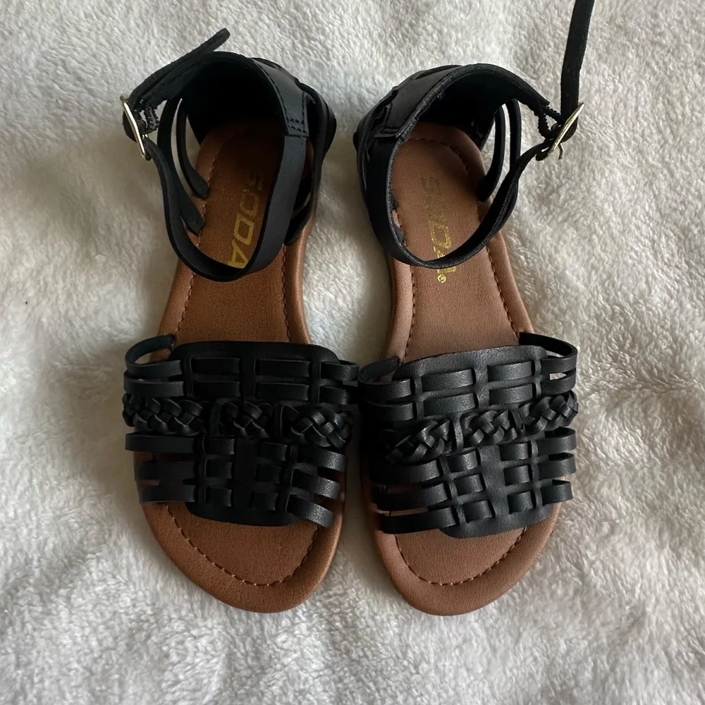 Soda Girls Black Woven Huaraches Flat Peep Toe Sandal Sz 11
